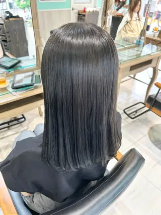 ミディアム イシイ シオリのヘアスタイル
