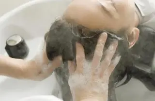 ミディアム ブリーチ、パーマ 西部笑のヘアスタイル