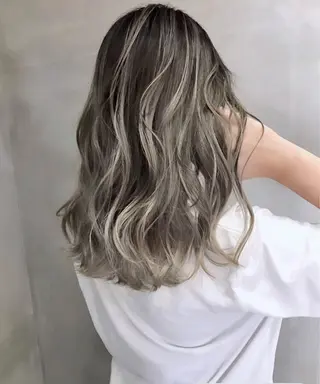 セミロング カレンダー 弁天町Tomoのヘアスタイル