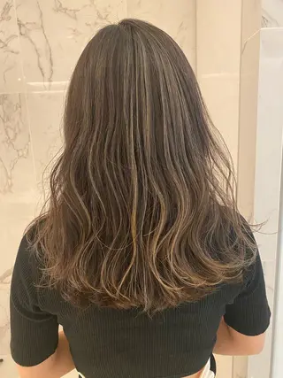 セミロング AVANCE emiのヘアスタイル