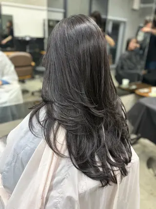 ロング maya レイヤーカットのヘアスタイル