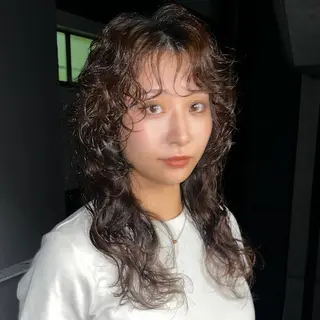 セミロング パーマ ウルフとデザイン カラーの神のヘアスタイル