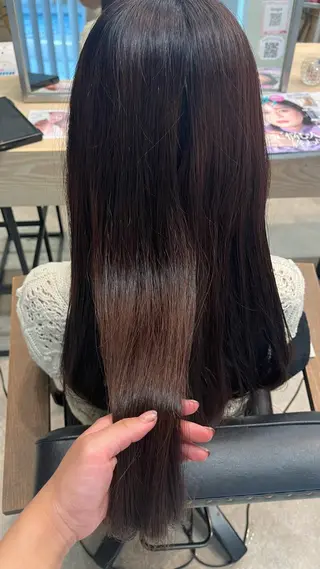 ロング 𝑴𝑰𝑨🎀赤髪 /ピンク/髪質改善のヘアスタイル