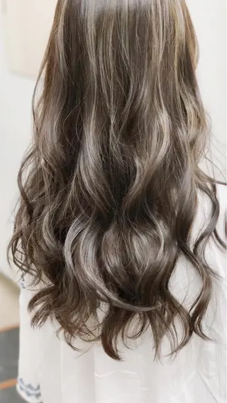 ロング カラー ヤナ マネージャーのヘアスタイル