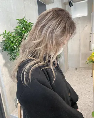 ロング カラー ブリーチカラーレイヤ ーカット🦋annaのヘアスタイル