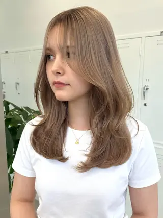 セミロング cinq PROJECT所属・ミルクティーベージュ /三村克彦のヘアスタイル