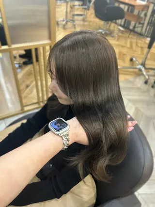 ミディアム ヤスザトアヤノ ／レイヤー／オリーブのヘアスタイル