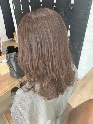 ミディアム カラー いけだ　ひかり ハイライトくびれヘアのヘアスタイル