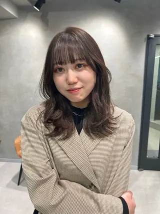 ミディアム カラー 透けるベージュ/ 艶カラー♡のヘアスタイル