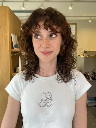 セミロング YUI／レイヤー カット/透明感カラーのヘアスタイル