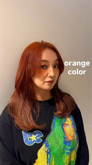 ミディアム ブリーチなしカラー/ 顔周りレイヤーのヘアスタイル