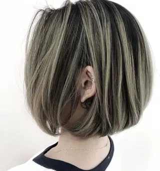 ショート アダチ コウスケのヘアスタイル