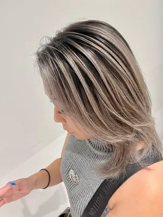 ミディアム カラー 宮永 智香のヘアスタイル