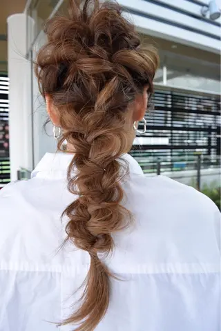 セミロング カラー ヘアアレンジ マエダ リョウのヘアスタイル
