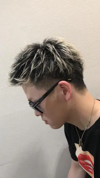 ショート カラー タカハシ ユウキのヘアスタイル