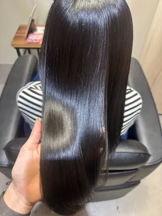 ロング NAVY 橋本心 縮毛矯正のヘアスタイル