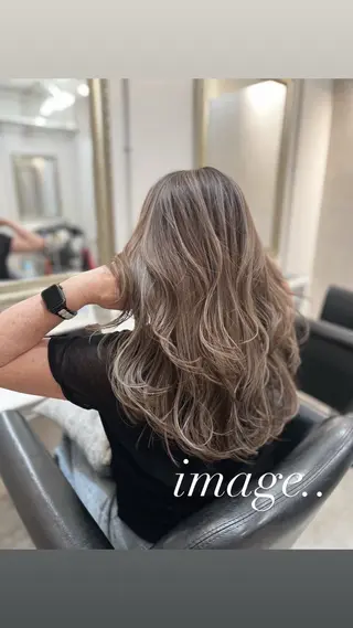 ロング 白髪ぼかし 👒堀江・ヨンスクのヘアスタイル