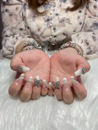 ネイル ちゅるんネイル🪄 耳ツボジュエリー🔗のネイルデザイン