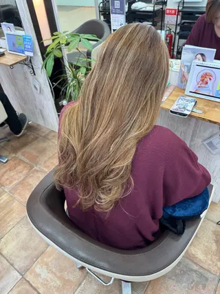 ロング 白髪ぼかし☘️クセ 活かし🎈小倉🥇のヘアスタイル