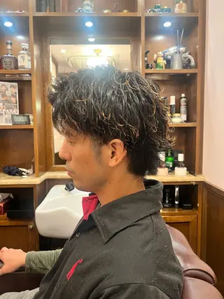 セミロング ヒロ銀座バーバーショップ丸の内所属・秋山 琳太のヘアスタイル