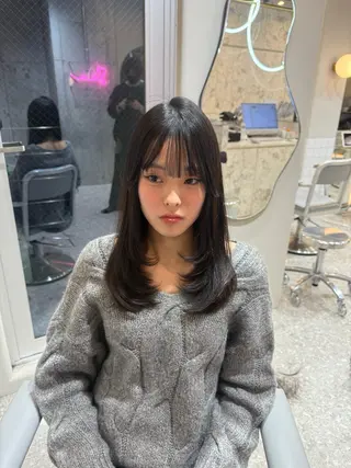 セミロング 髪質改善サロン　sea shinjuku所属・新宿/韓国風レイヤー /艶カラーRionaのヘアスタイル