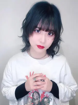 ミディアム カラー ウルフカット／吉村 桃子のヘアスタイル