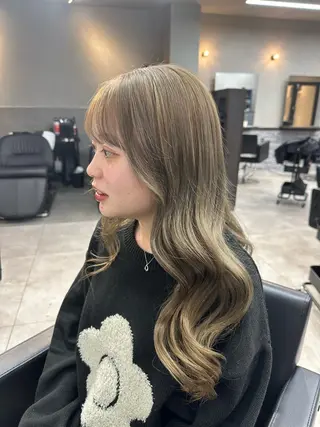 ロング カラー りおん レイヤー/ベージュのヘアスタイル