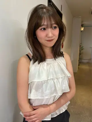 セミロング カラー Yuna/ベージュ ダブルカラーのヘアスタイル