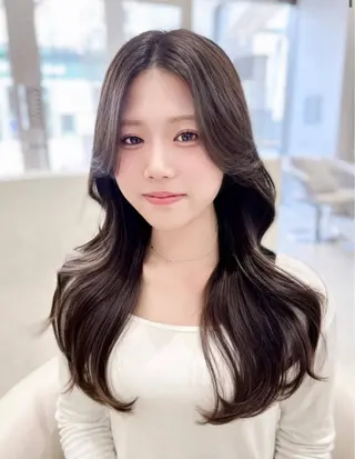 ロング カラー 伊藤 優里のヘアスタイル