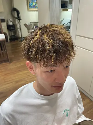 ショート カラー パーマ 絹村 健人のヘアスタイル