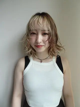 カラー 愛加パーマ・レイヤー ・ピンクカラーのヘアスタイル