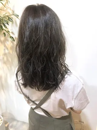 ミディアム カラー パーマ MIOベージュカラー 柔らかいカラーのヘアスタイル