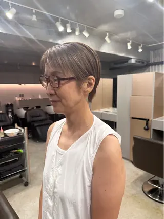 ショート カラー 曲がる縮毛矯正 センターパートのヘアスタイル