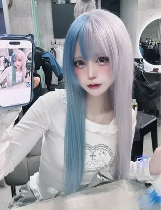 セミロング カラー ホワイト&レイヤーカ ットエクステ長畠俊輔のヘアスタイル