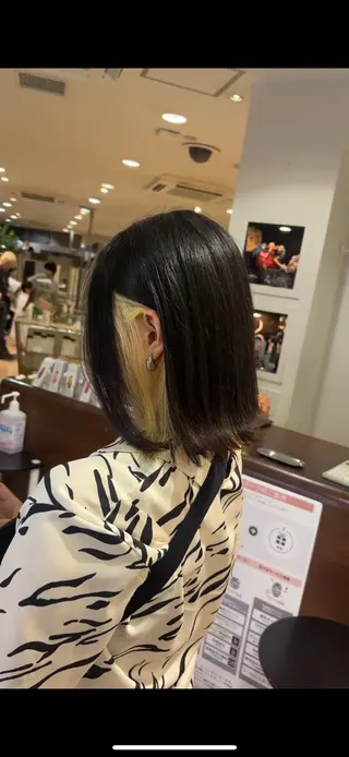 ミディアム CONAN｜レイヤー ボブ／ハイトーンのヘアスタイル