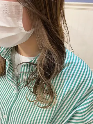 セミロング W所属・小林 朋花のヘアスタイル