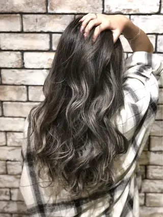 セミロング カラー 西口徒歩20秒　寒色 カラーミディアムヘアのヘアスタイル