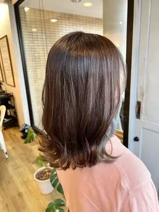 セミロング カラー ツキダテ ユイのヘアスタイル