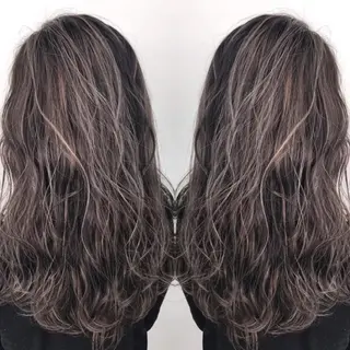 ロング 白髪ぼかしハイライト めさきすずなのヘアスタイル