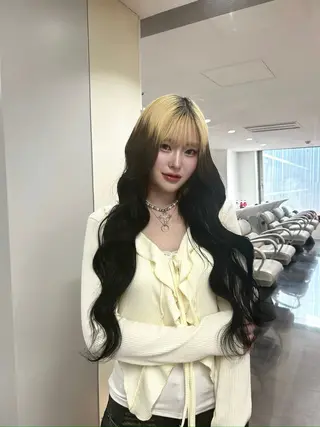 ロング LANDS RiaOSAKA【ランズ　リアオオサカ】所属・LANDS Hitomiのヘアスタイル