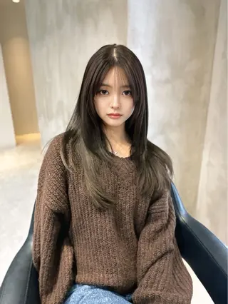 ロング カラー レイヤーカット 透明感カラーのヘアスタイル