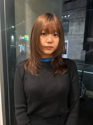 ミディアム hen所属・心斎橋/レイヤー/ ブリーチ/モエのヘアスタイル