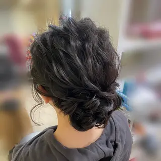 セミロング ヘアアレンジ ライト写真場所属・タニモト ユイのヘアスタイル