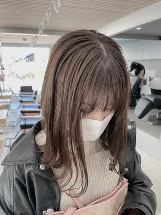 ミディアム カラー レイヤーカット 透明感カラーのヘアスタイル
