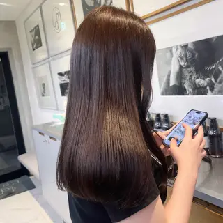 セミロング カラー カジュアルを女っぽく 𝗮𝘆𝗮𝗰𝗼のヘアスタイル