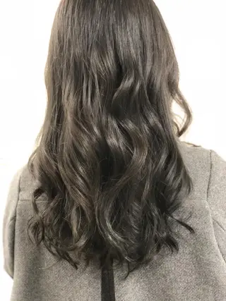 ロング カラー ヤナ マネージャーのヘアスタイル