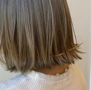 ショート カラー 小森 衣純のヘアスタイル