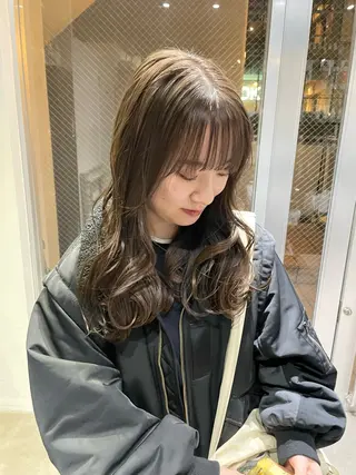 カラー ミルクティーベージュ ブリーチ🖤サヤカのヘアスタイル