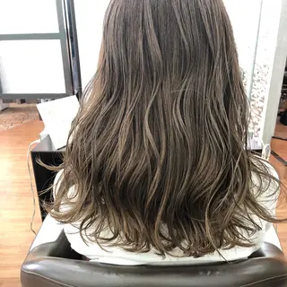 セミロング カラー ARKfrom INFINI(アンフィニー)所属・コグチ ヒカルのヘアスタイル