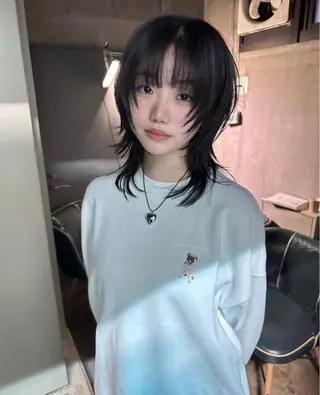 ミディアム ウルフカット / ケアブリーチのヘアスタイル